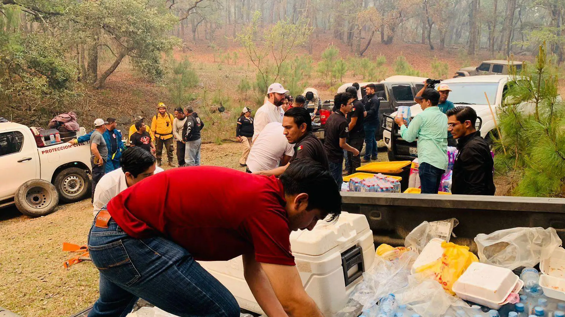 La ciudadanía también ha contribuido a ayudar acercando víveres a los brigadistas 